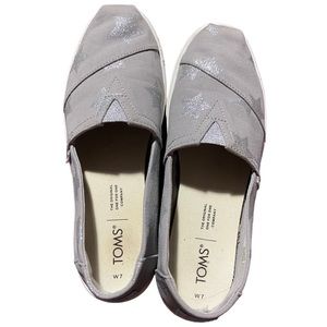 Gray Toms featuring glittery stars, women’s size 7